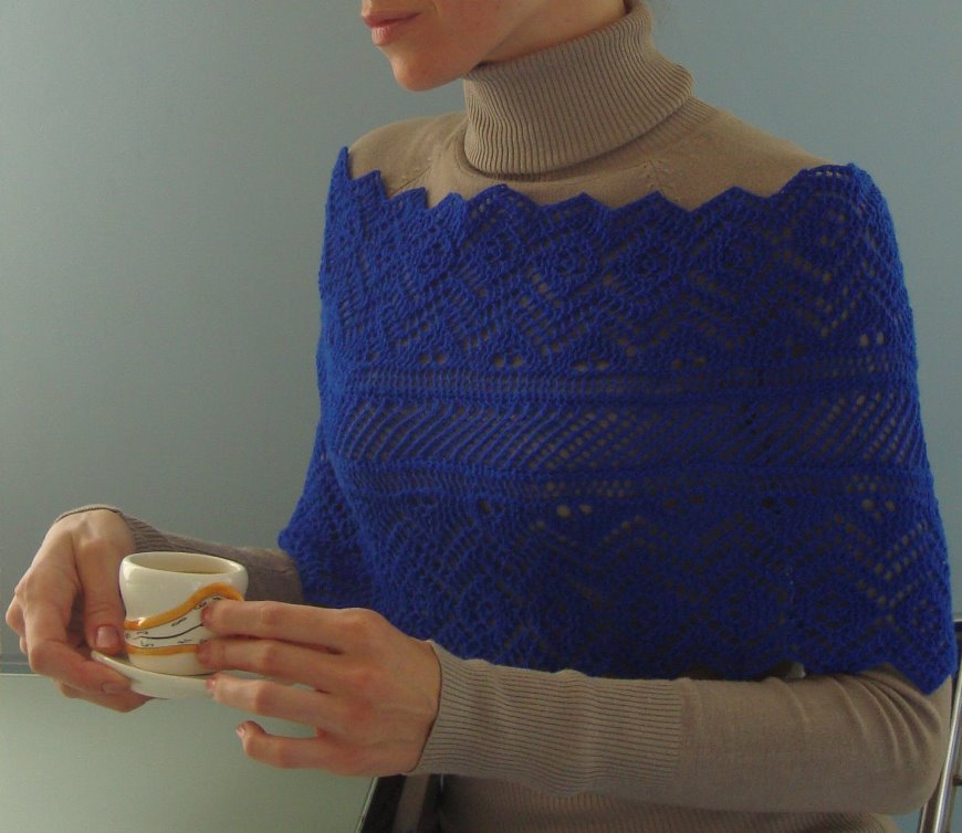 Knit shoulder warmer in Shetland lace technique – PATTERN